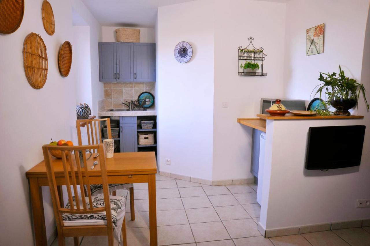 Bed&breakfast La Maison De Nathalie Les Mayons Extérieur photo