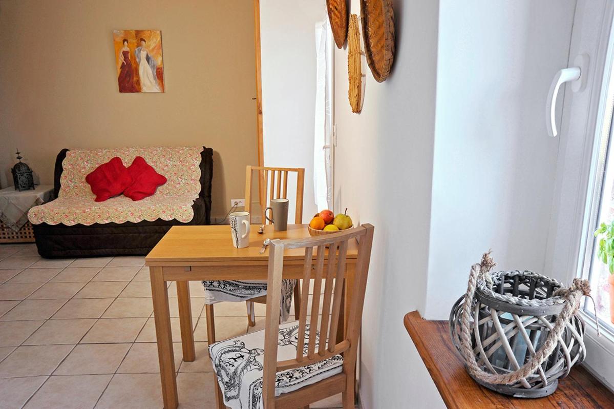 Bed&breakfast La Maison De Nathalie Les Mayons Extérieur photo